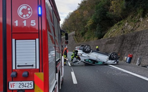 Auto si ribalta sulla A12 tra Rapallo e Chiavari
