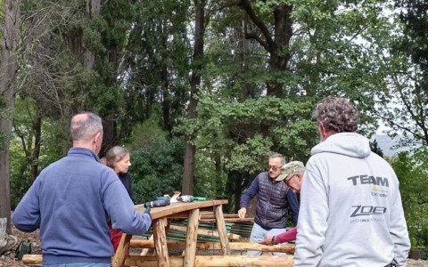 A Recco nuovi tavoli e panchine per rendere più accoglienti le aree picnic lungo i sentieri