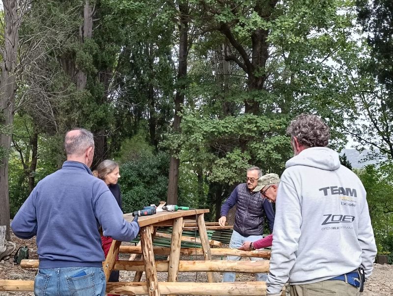 A Recco nuovi tavoli e panchine per rendere più accoglienti le aree picnic lungo i sentieri