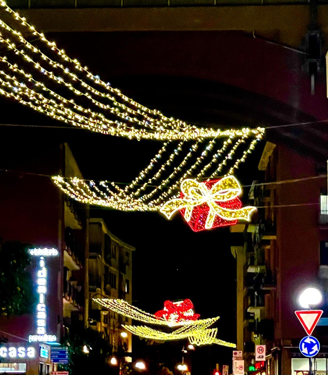 Splende la magia del Natale a Recco con l’accensione delle luminarie