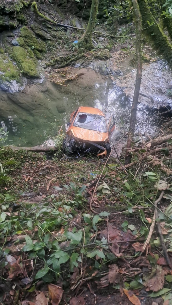 Auto fuori strada al Passo del Bocco, interviene l’elicottero