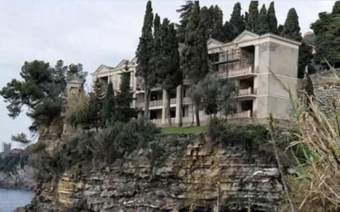 Parete rocciosa del cimitero, oltre 100mila euro per uno studio geologico a Sori