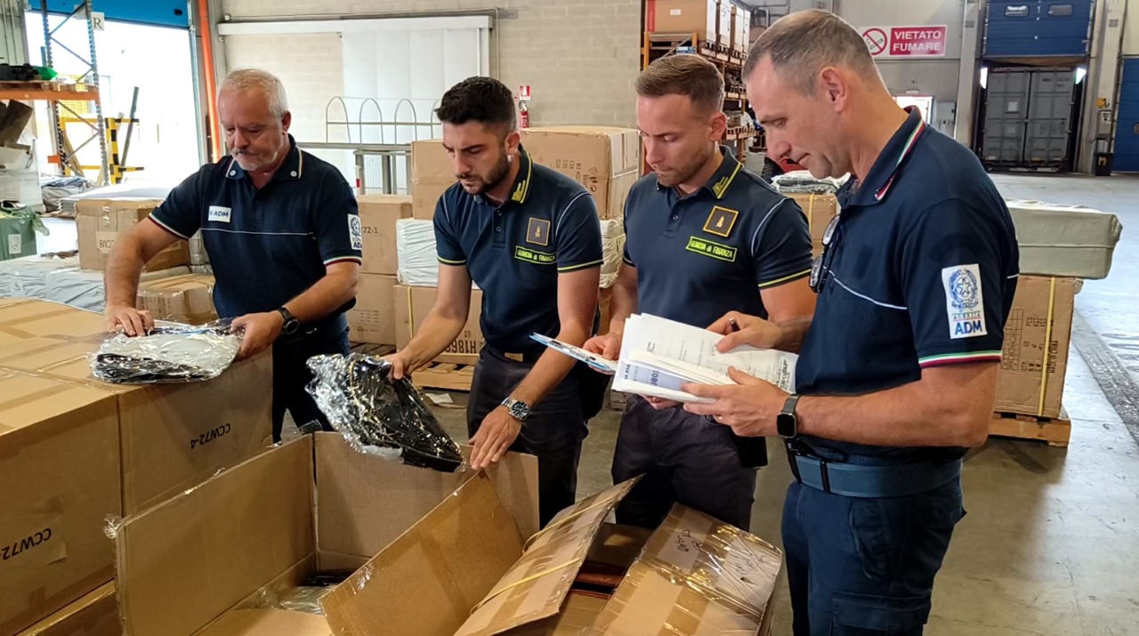 Oltre 20mila borse di lusso contraffatte, maxi sequestro al porto di Genova