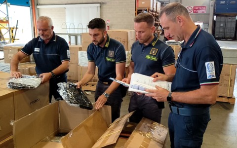 Oltre 20mila borse di lusso contraffatte, maxi sequestro al porto di Genova