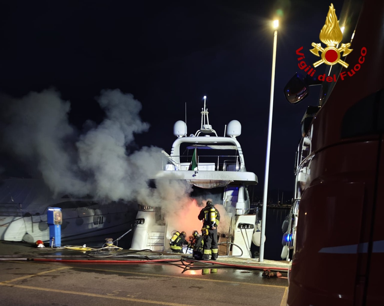 Incendio a bordo di uno yacht nel porto di Chiavari, intervento dei Vigili del Fuoco