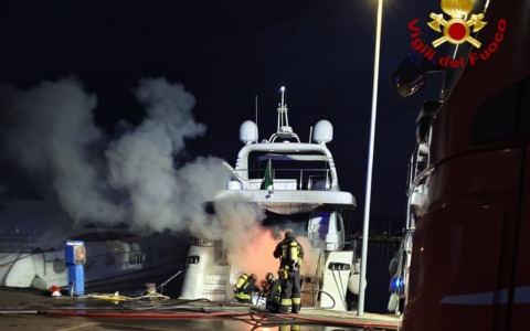 Incendio a bordo di uno yacht nel porto di Chiavari, intervento dei Vigili del Fuoco
