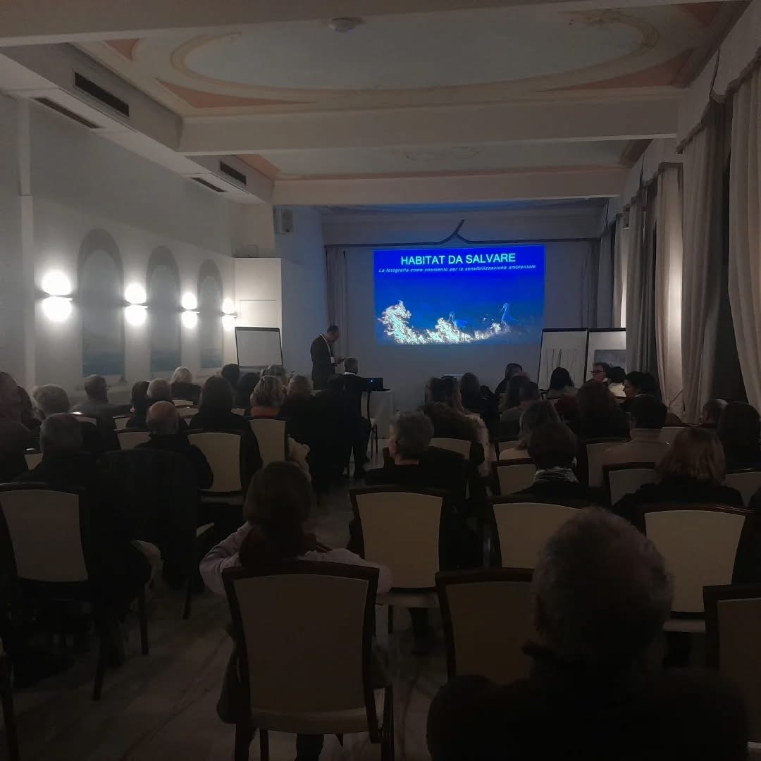 Camogli, sala gremita al Cenobio dei Dogi per il racconto fotografico di Marco Gaiotti