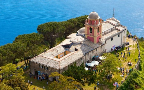 Due cammini verso il Natale, meditazione online con Pablo d’Ors e un “tuffo nell’Infinito” tra le Cinque Terre