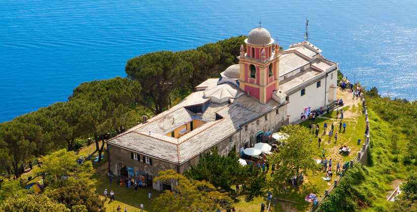 Due cammini verso il Natale, meditazione online con Pablo d’Ors e un “tuffo nell’Infinito” tra le Cinque Terre