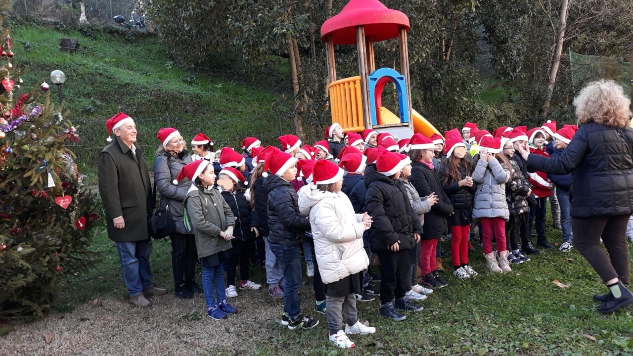 Rapallo: gli alunni della Marconi addobbano l’albero di Natale al Parco delle Fontanine