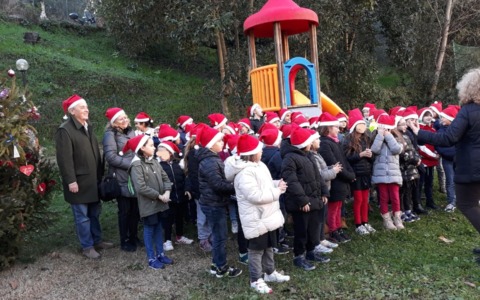 Rapallo: gli alunni della Marconi addobbano l’albero di Natale al Parco delle Fontanine
