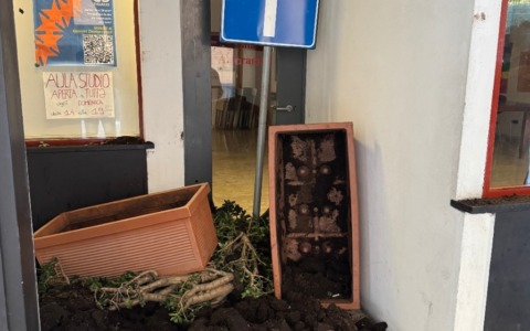 Vandalizzata nella notte la sede del PD di Chiavari