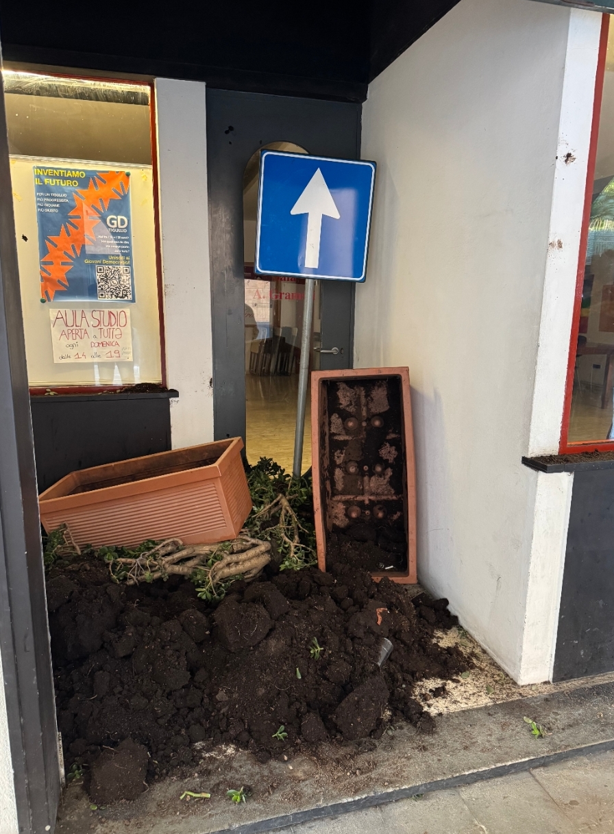 Vandalizzata nella notte la sede del PD di Chiavari