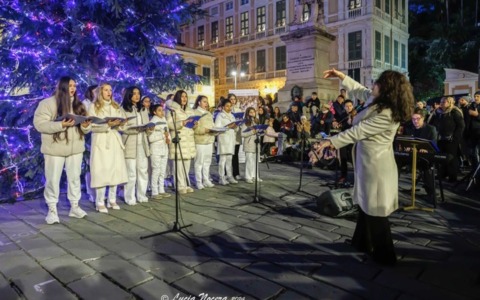 Sabato 6 dicembre alle 18 a Casarza accensione dell’albero con la Scuola della Voce