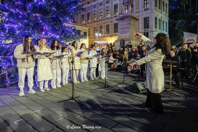 Sabato 6 dicembre alle 18 a Casarza accensione dell’albero con la Scuola della Voce