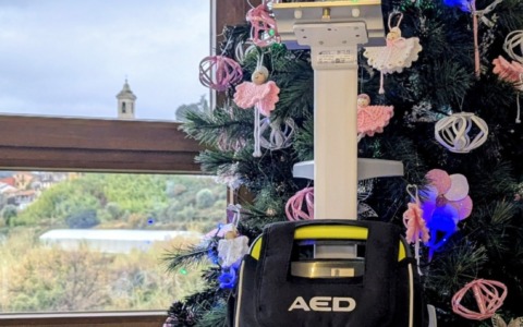 Un nuovo defibrillatore semiautomatico per la Rsa/Rp Casa Arcobaleno di Castiglione Chiavarese