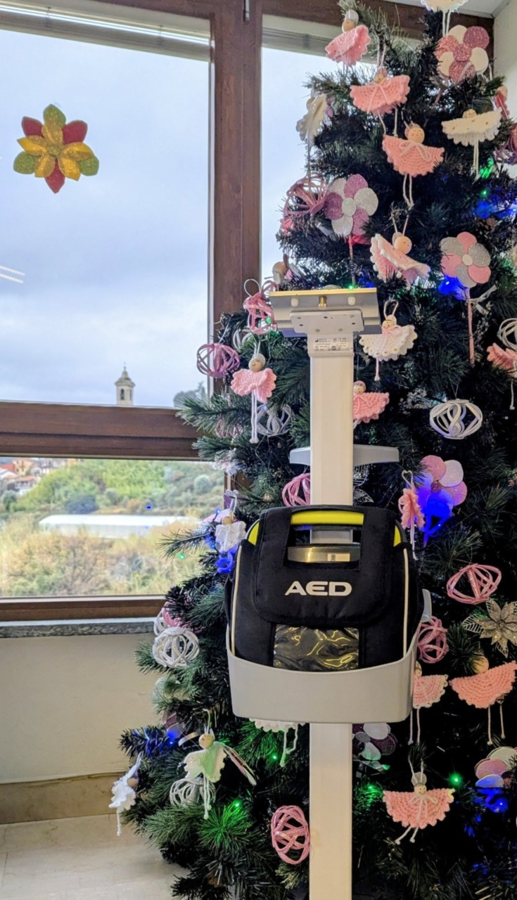 Un nuovo defibrillatore semiautomatico per la Rsa/Rp Casa Arcobaleno di Castiglione Chiavarese