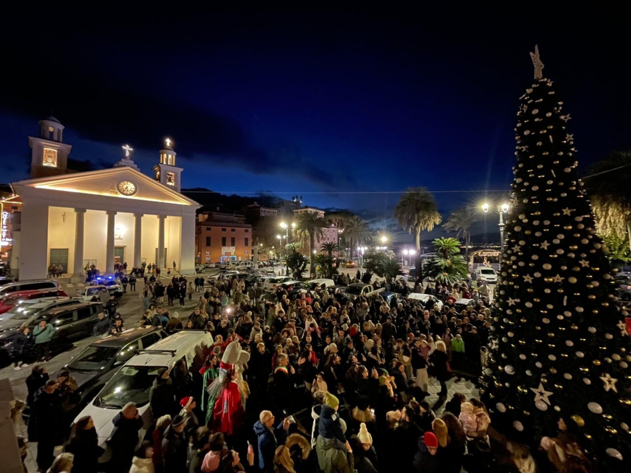 Sestri Levante ha acceso il grande albero in piazza Matteotti