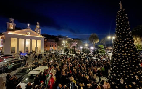 Sestri Levante ha acceso il grande albero in piazza Matteotti