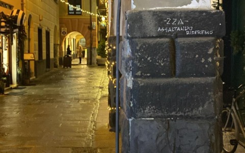 Scritte neofasciste a pochi passi dal circolo del Pd di Chiavari, la denuncia dell’Anpi