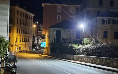 Recco, rimosso in via Cavour un palo dell’illuminazione pubblica pericolante