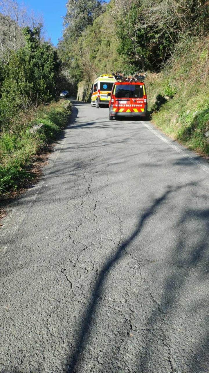 Moto in una scarpata, sul posto non sono stati trovati feriti