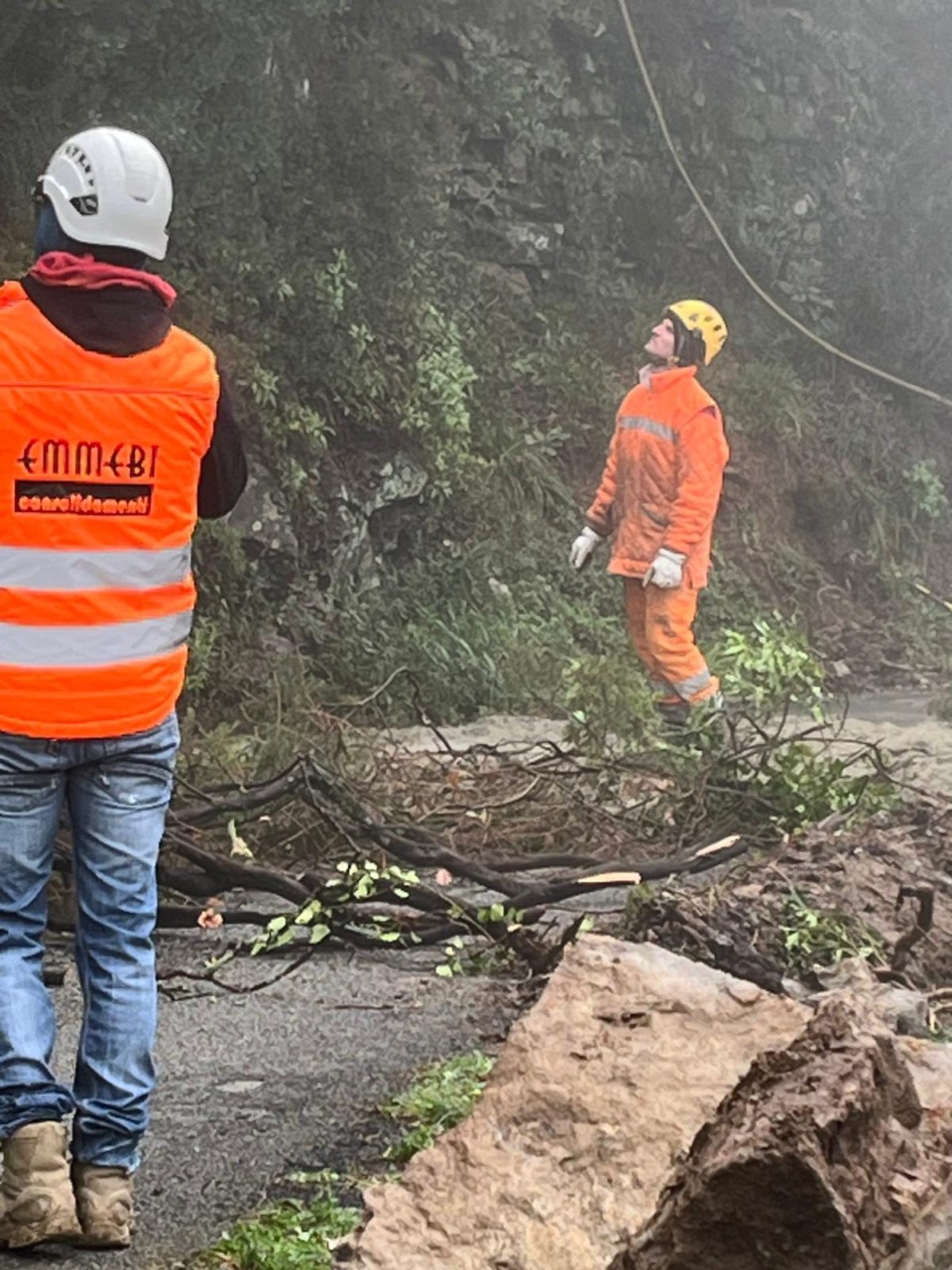 Caduta massi a Vignale, rocciatori al lavoro per mettere in sicurezza il versante