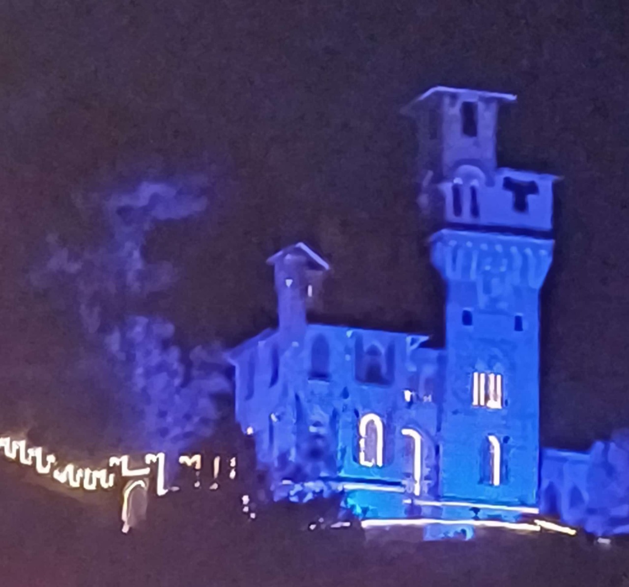 Una Moneglia da favola illuminata dal Castello di Monleone