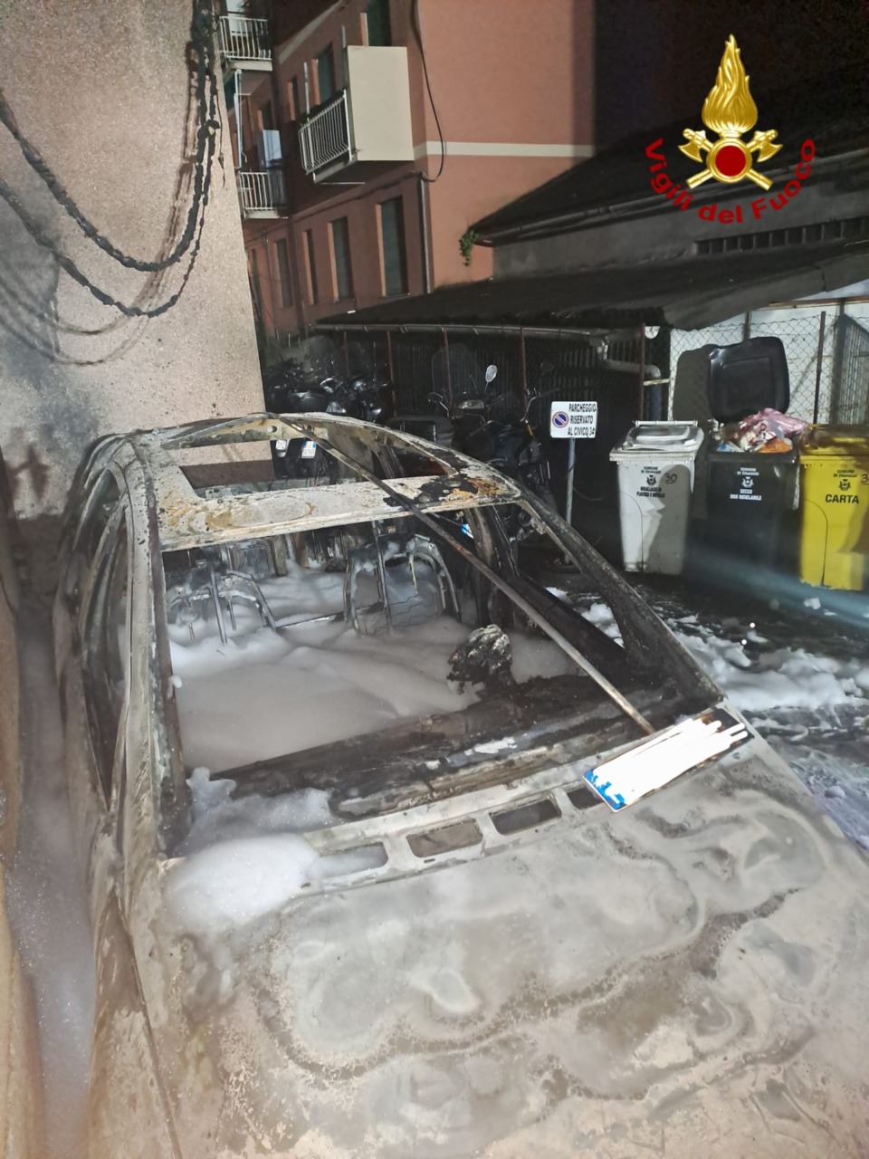 Auto in fiamme, danneggiata anche la facciata di un edificio