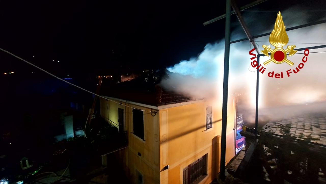 Avegno, tetto in fiamme nella notte