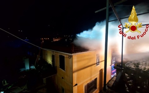 Avegno, tetto in fiamme nella notte
