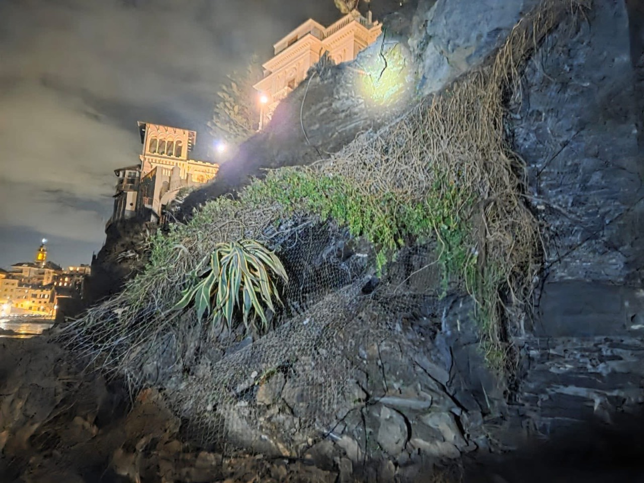 Bogliasco, crolla la falesia