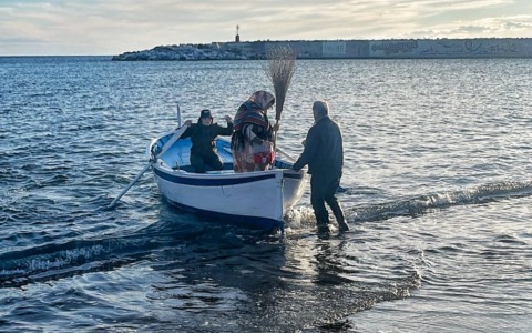 A Lavagna la Befana arriva dal mare