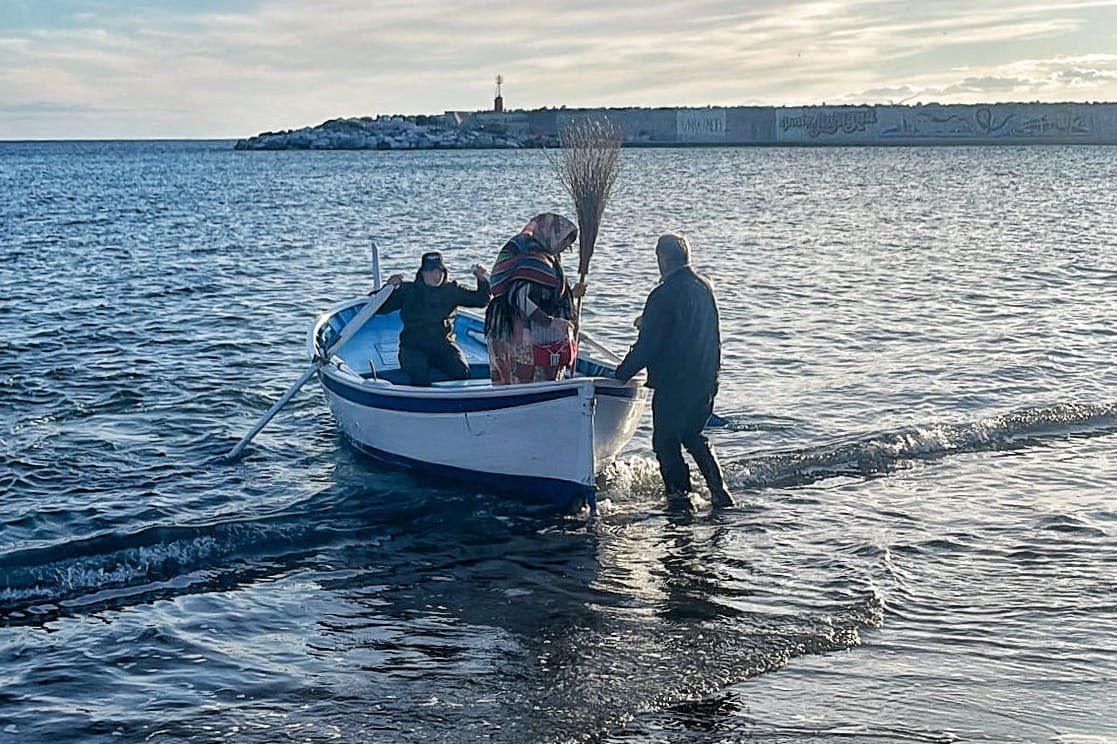 A Lavagna la Befana arriva dal mare
