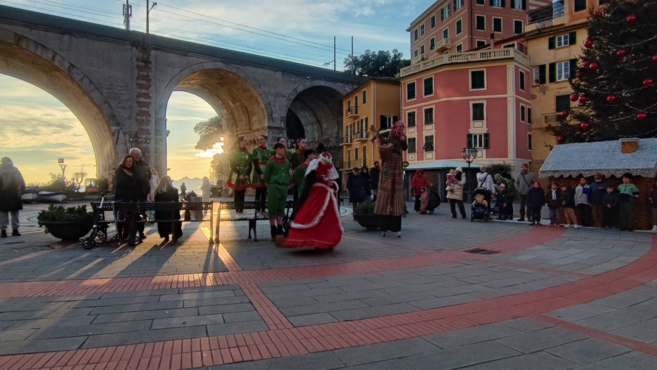 A Zoagli la Befana è arrivata sui trampoli