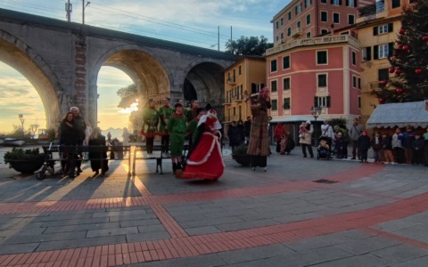 A Zoagli la Befana è arrivata sui trampoli
