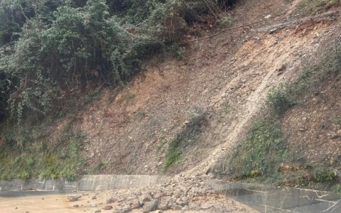 Smottamento sulla strada provinciale di Novano