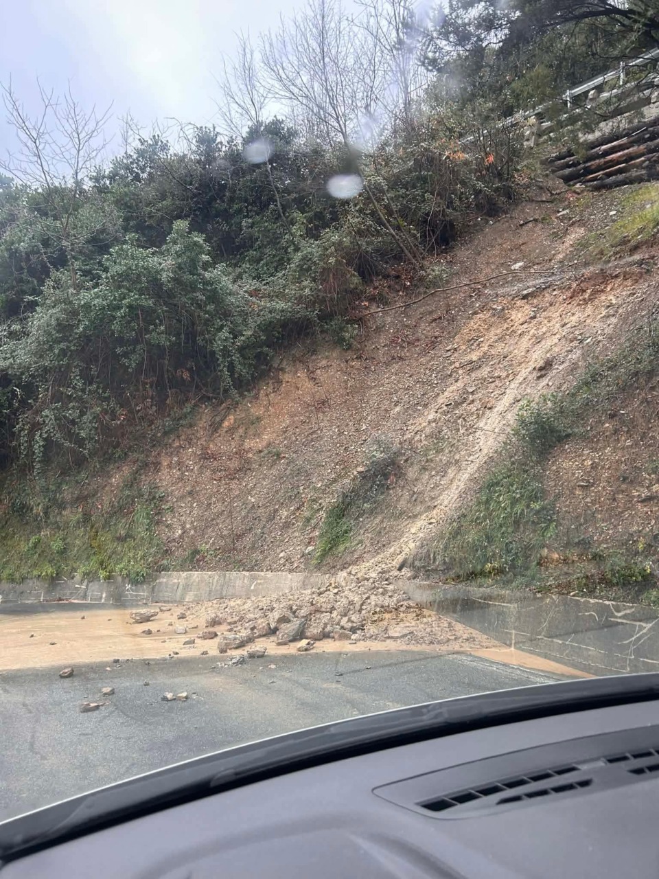 Smottamento sulla strada provinciale di Novano