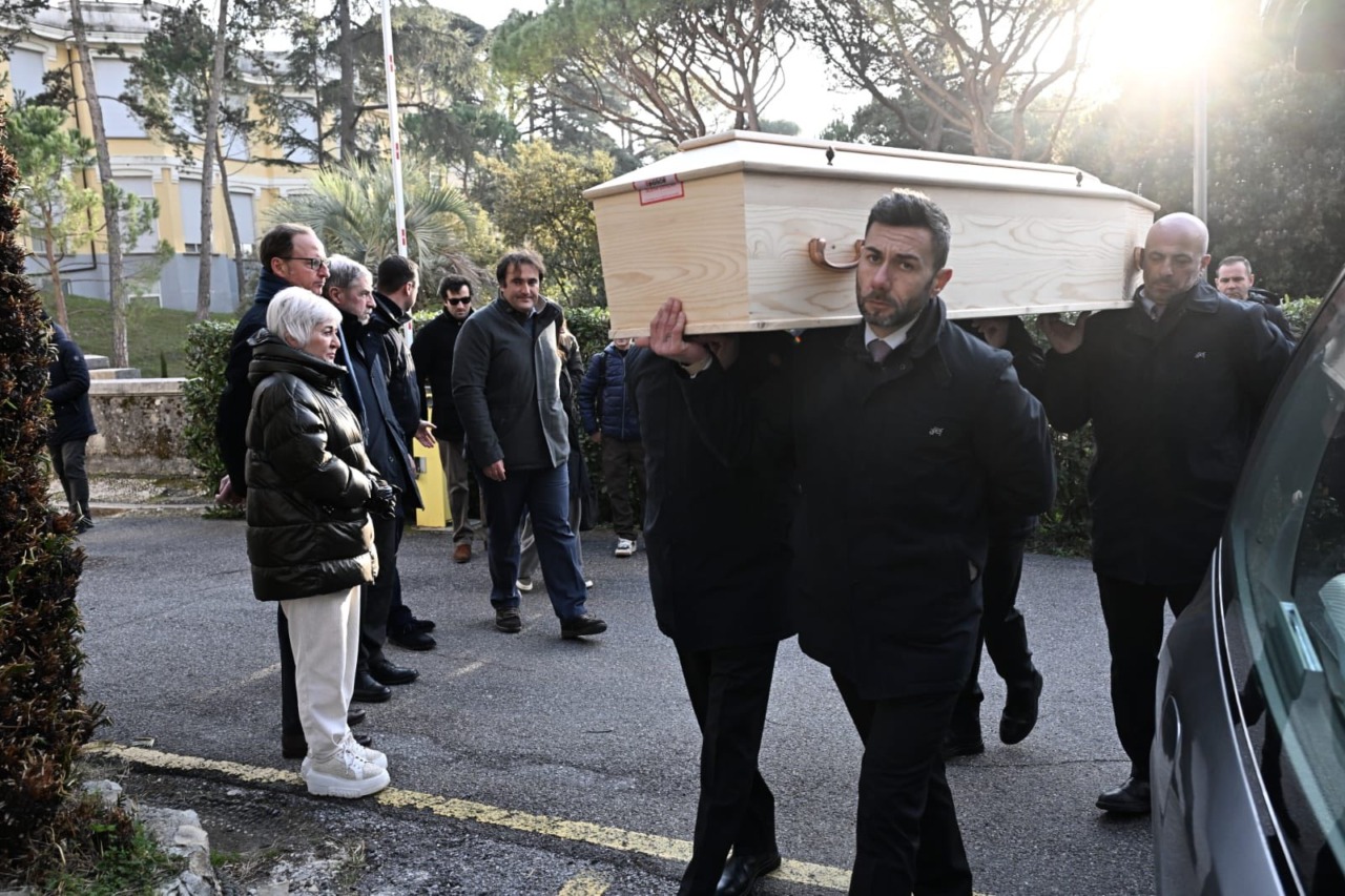 Strage di Crans-Montana, arrivato a Genova il feretro di Emanuele Galeppini