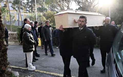 Strage di Crans-Montana, arrivato a Genova il feretro di Emanuele Galeppini