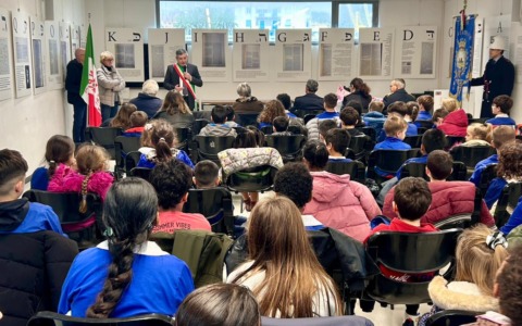 Omaggio al monumento in memoria dei Deportati politici nella frazione di Riva