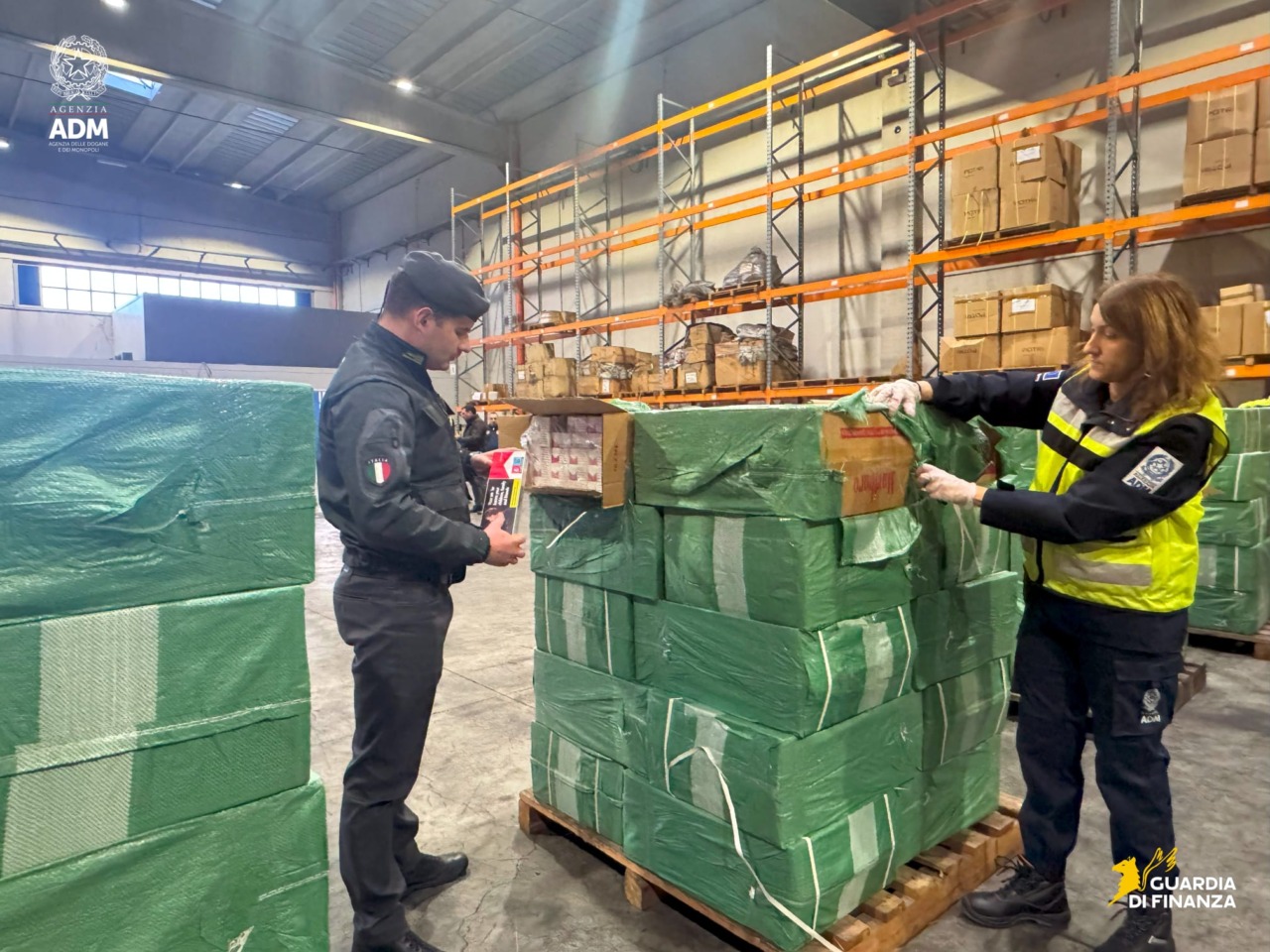 Maxi sequestro di sigarette in porto a Genova: nove tonnellate