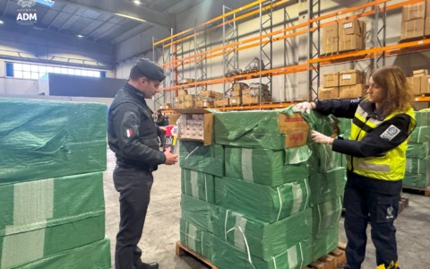 Maxi sequestro di sigarette in porto a Genova: nove tonnellate