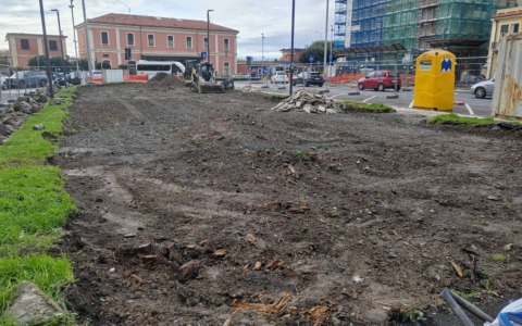 Lavori davanti alla stazione ferroviaria di Lavagna e ai giardini di Cavi Arenelle