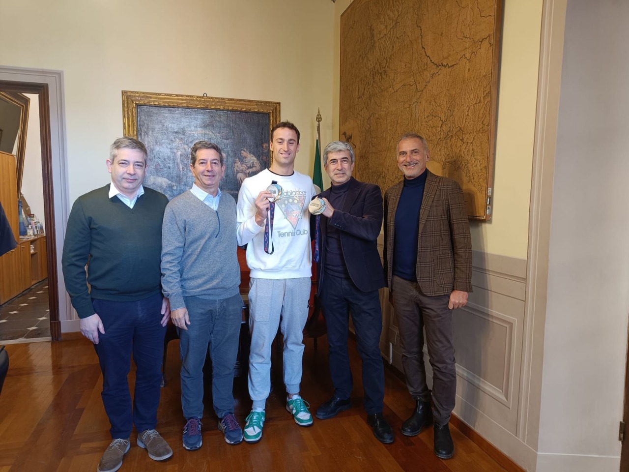 Alberto Razzetti ricevuto in municipio: Sestri Levante rende omaggio al suo campione di nuoto