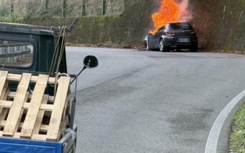 Auto in fiamme, in azione i vigili del fuoco