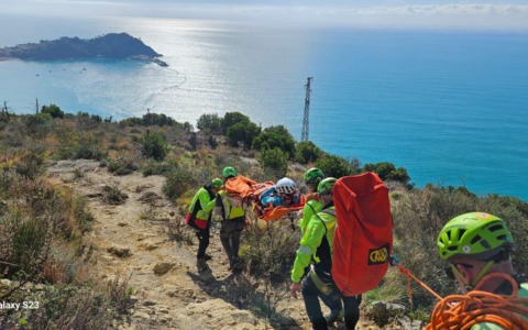 Si infortuna alla caviglia sinistra, soccorsa 33enne