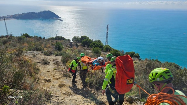 Si infortuna alla caviglia sinistra, soccorsa 33enne
