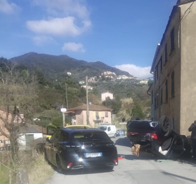 Auto si ribalta in zona Balicca a Sestri Levante