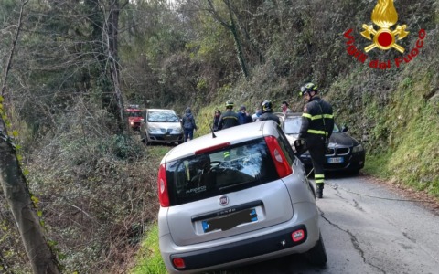 Mezzanego, auto in bilico sulla statale: intervento dei Vigili del Fuoco in Valcarnella
